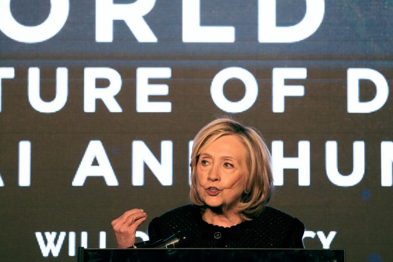Hillary Clinton depune astăzi mărturie cu ușile închise în cazul Epstein