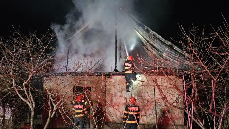 Incendiu la o casă din județul Iași. Misiune în desfășurare FOTO