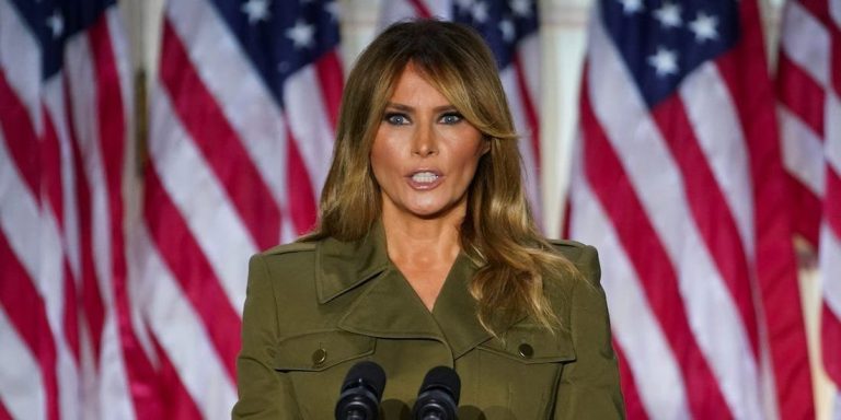Melania Trump donează rochia purtată la a doua învestitură a președintelui Trump Muzeului Smithsonian.