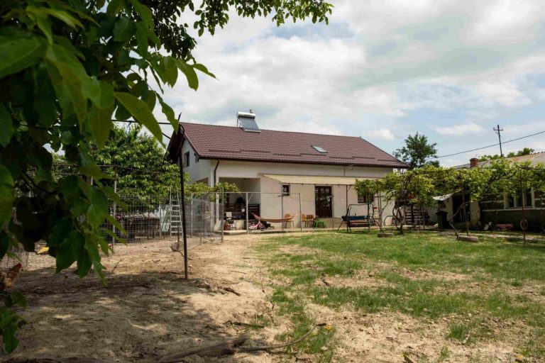 O familie cu zece copii a primit cadou o casă construită printr-un program al Arhiepiscopiei Iașilor.