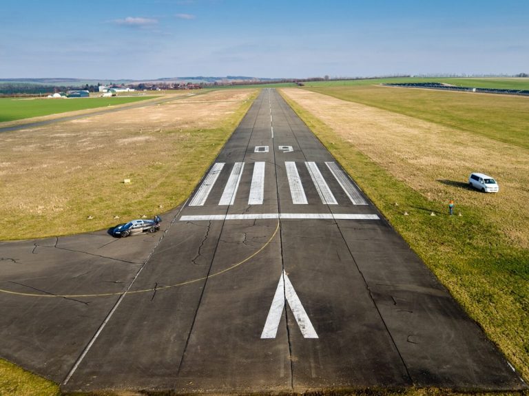 Piloții și echipajul de cabină al unei mari companii aeriene intră joi în grevă, fiind posibile perturbații semnificative ale zborurilor.