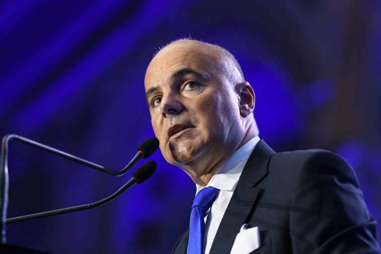 Rareș Bogdan condamnă disputele interne din PNL și solicită o reformă a viziunii economice pentru România.