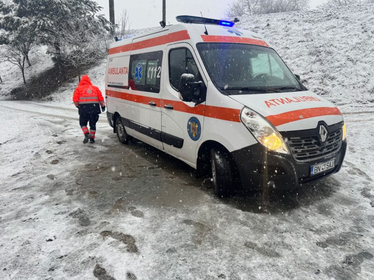 Un bărbat din Iași a fost descoperit căzut într-o râpă adâncă de 15 metri, în apropierea unei foste cariere de piatră din Bistrița-Năsăud.