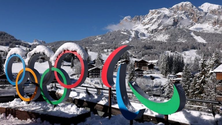 Un paznic a decedat în timp ce patrula pe un șantier olimpic din Cortina. A fost demarată o anchetă pentru omor din culpă.