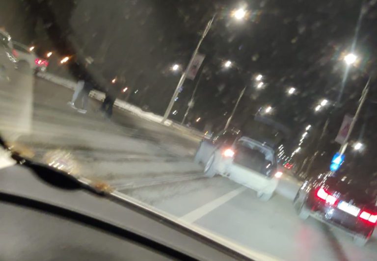VIDEO | Ciocnire între două mașini în Copou. Circulație îngreunată în zonă