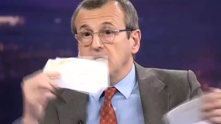 VIDEO | Un fost consilier prezidențial în mandatul lui Traian Băsescu și-a distrus diploma de doctor în direct la TV: „O simplă bucată de hârtie care îngreunează statul”