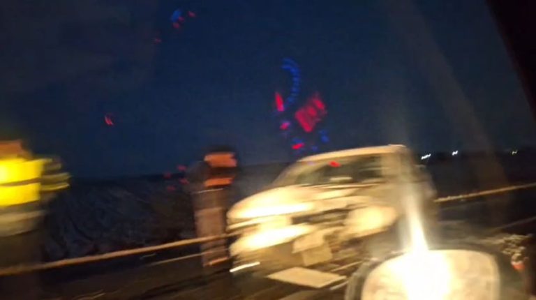 Caz șocant – Un șofer din Iași a lăsat motorul pornit la mașină în această dimineață și a plecat timp de 7 minute. S-a întors și a găsit mașina distrusă în urma unui accident rutier la Lețcani.