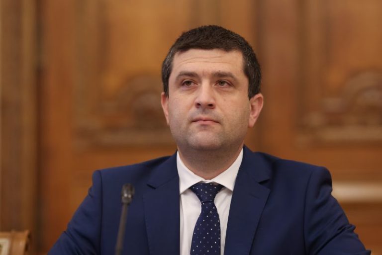 Controale în Ministerul Apărării – Sesizări la Parchetul Militar și DNA pentru mii de achiziții directe de la aceeași firmă, construcția ilegală a unei cabane închiriate pe site-uri de turism și contracte de muncă suspecte.