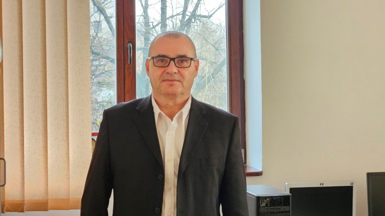Dacă societatea dorește în principal absolvenți care să înțeleagă esența gândirii introspective, de ce să mai susținem financiar oamenii de știință, inginerii și medicii?