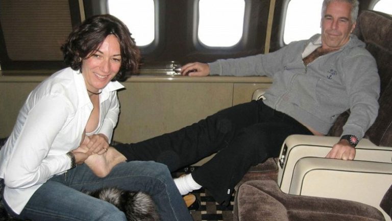 Ghislaine Maxwell refuză să răspundă în fața Congresului într-o audiere secretă, invocând al Cincilea Amendament. Complicea lui Jeffrey Epstein, infractor sexual, solicită grațiere din partea lui Trump pentru a putea răspunde la întrebări.