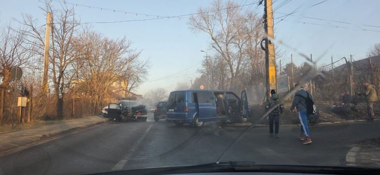 Accident cu victime la Miroslava – Coliziune frontală între o dubiță și un autoturism (FOTO)
