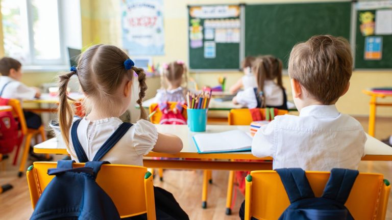 Aproape 8.000 de locuri în clasa pregătitoare în județul Iași pentru anul școlar următor. Înscrierile încep pe 31 martie. Tot ce trebuie să știi ca părinte.