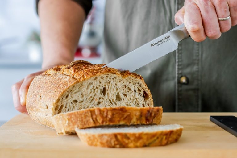 Avertizare – Pâinea ar putea crește cu până la 10% în această lună