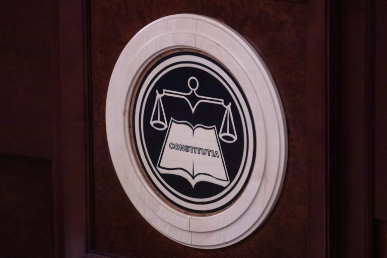 Avocatul Poporului a sesizat CCR în legătură cu ordonanța de Guvern pentru reforma administrației publice.