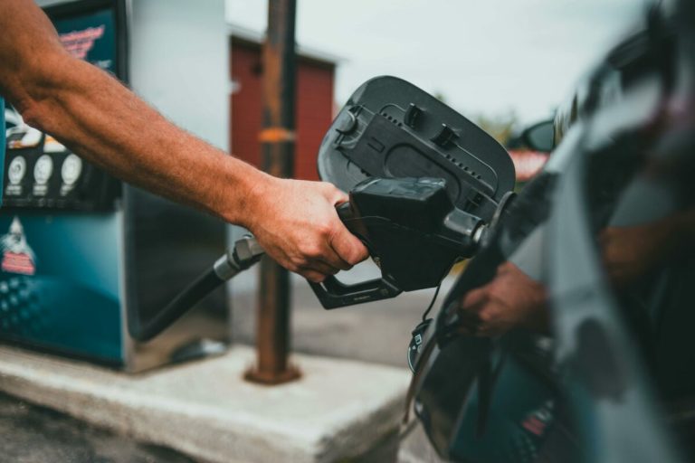 Benzina și motorina, mai costisitoare în România decât în Ungaria.