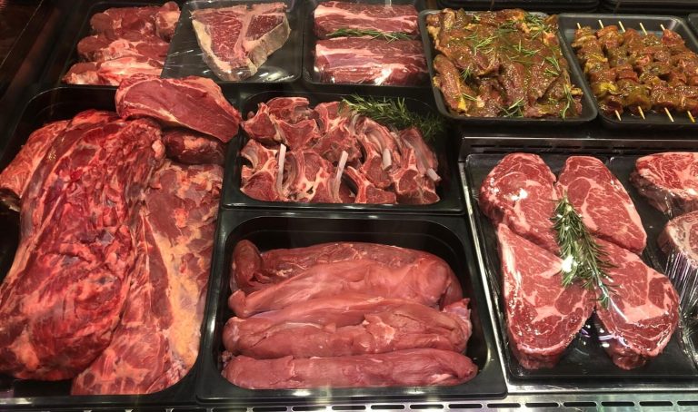 Ciobanii din Bihor afirmă că mielul de Paști va costa aproximativ 55 lei pe kilogram în piață.