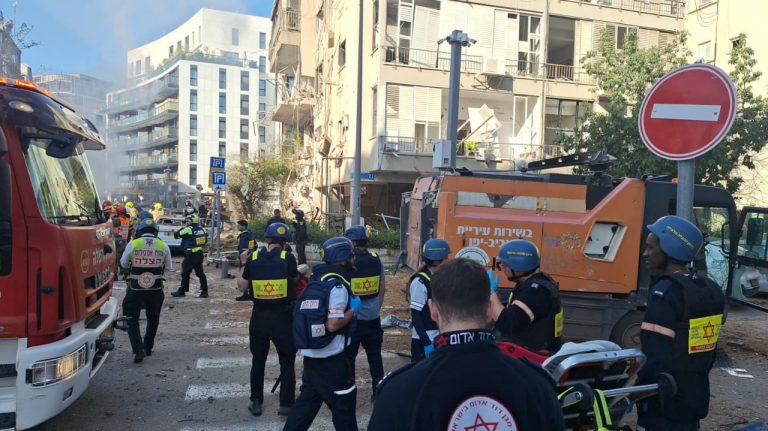Clădire distrusă în Tel Aviv, din cauza atacurilor iraniene anunțate de Teheran. Gărzile Revoluționare amenință Israelul cu noi atacuri.