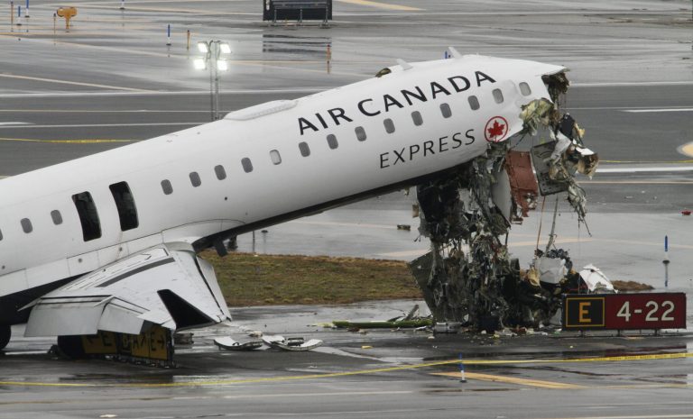 Cum a supraviețuit însoțitoarea de bord aruncată din avionul Air Canada în accidentul de la aeroportul LaGuardia