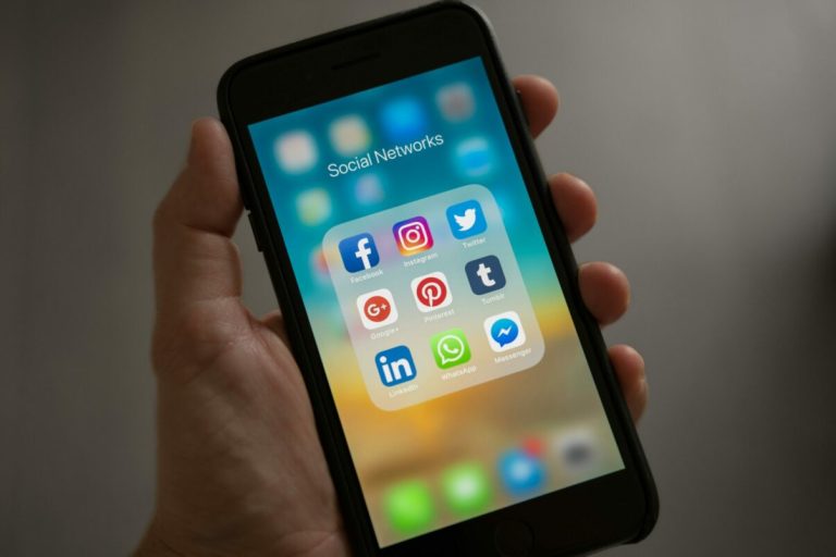 „Dependenți, dar împotriva interdicției”. Adolescenții din Marea Britanie, prinși între riscurile rețelelor sociale și libertatea pe internet.