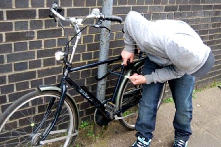 Doi tineri din Iași au ieșit de acasă să fure o bicicletă pentru bani de buzunar, dar au găsit două la fața locului. Nu s-au lăcomit, iar judecătorul a ținut cont de acest aspect.