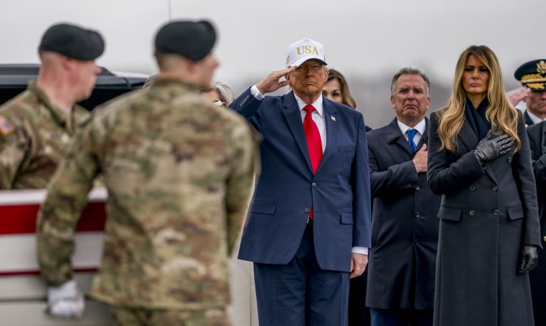 Donald Trump, acuzat de lipsă de respect pentru soldații americani