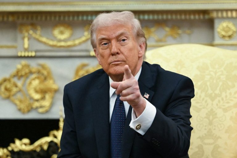 Donald Trump anunță trimiterea navelor de război pentru a deschide Strâmtoarea Ormuz.