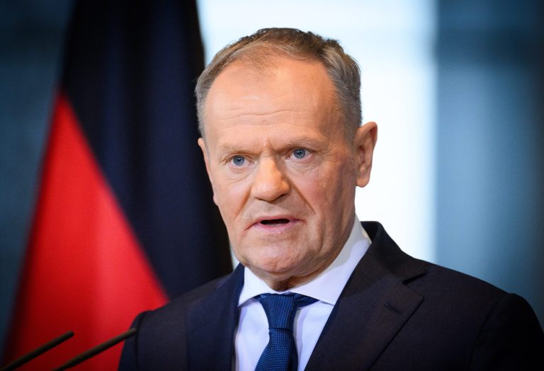 Donald Tusk exercită presiuni asupra Uniunii Europene pentru a continua oferirea de certificate gratuite pentru emisii de carbon.