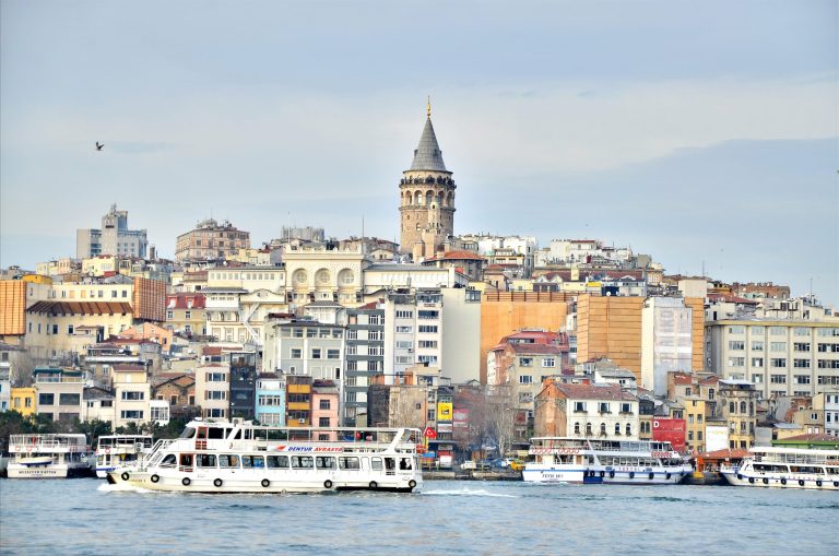 Două clădiri s-au prăbușit în Istanbul din cauza unei explozii de gaz cu câteva zile înainte de barajul cu România.