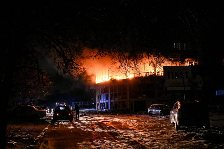 Două persoane decedate în urma unui atac rus în Zaporojia. Ucraina încearcă să reia negocierile de pace.