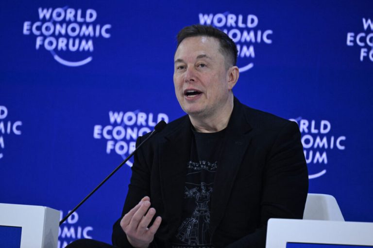 Elon Musk inițiază un proiect pentru a-și dezvolta propriile cipuri de inteligență artificială.