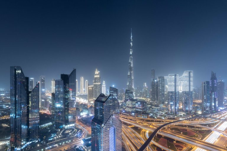 Emiratele Arabe Unite au anulat permisele de ședere pentru toți cetățenii iranieni.