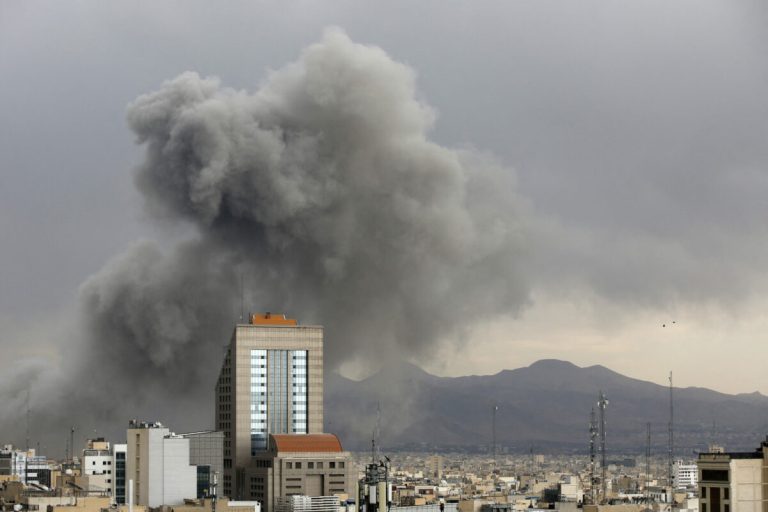 Explozie puternică într-o piață din Teheran, unde era planificată o manifestație publică.