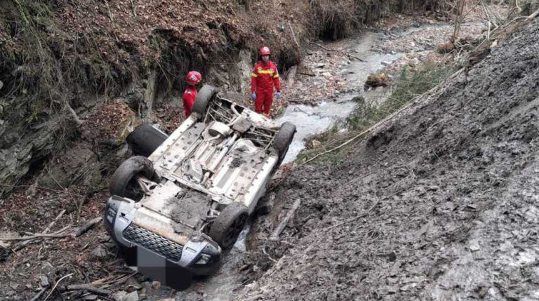 FOTO | Un bărbat din Neamț și-a pierdut viața după ce mașina a căzut într-o prăpastie de 7 metri