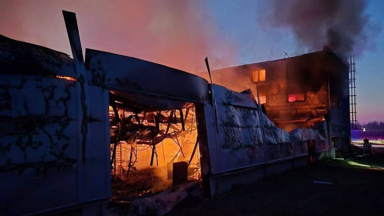 Fabrica de drone pentru Ucraina, incendiată în Cehia; ancheta investighează un posibil atac terorist.