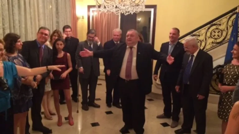 Fostul polițist Grecea și soția sa conduc consulatul din Emiratele Arabe Unite. Grecea a fost prefect în vremea guvernării Năstase și ulterior a făcut naveta între consulate.
