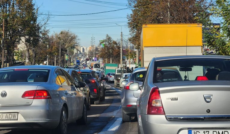 Iași: Două din trei mașini au o vechime mai mare de 16 ani. Infrastructura rutieră și calitatea aerului, la limita colapsului. Planul de ordine și siguranță publică va fi votat astăzi în Consiliul Local.