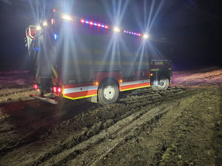 Incendiu la o stână izolată în Iași, pompierii au parcurs pe jos kilometri pentru a ajunge la locul incendiului.