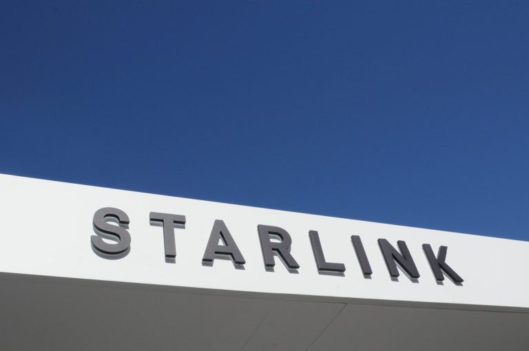 Iranul confiscă sute de dispozitive Starlink și acuză SUA și Israel de contrabandă.