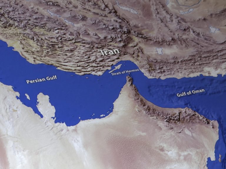 Iranul va accepta tranzitul ajutoarelor umanitare prin Strâmtoarea Ormuz.