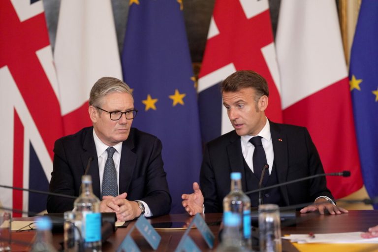 Jurnaliștii din Londra: Starmer umilit pentru că Macron trimite nave de război franceze pentru a proteja bazele britanice