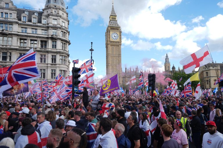 Manifestații de amploare în Londra: Sute de mii de oameni au protestat împotriva extremei drepte