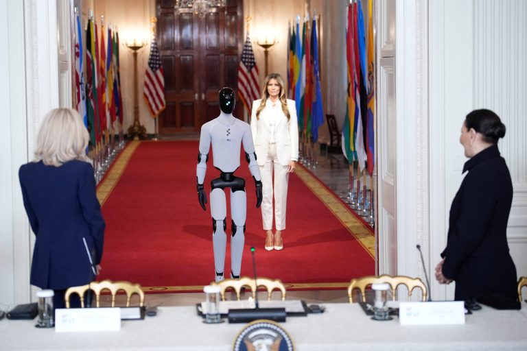 Melania Trump prezintă un robot umanoid la un summit global. Cum ar putea decurge „clasa viitorului” cu inteligența artificială.