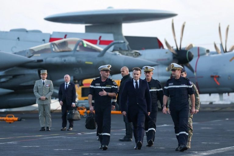 Mesajul lui Macron către armata franceză, de pe portavionul Charles de Gaulle, aflat în largul Cretei: „Să păstrăm controlul”
