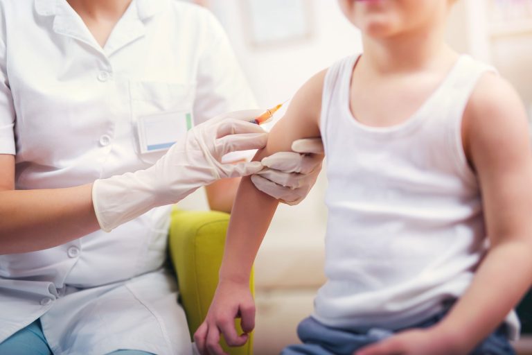 Nicuşor Dan: Este absurd să alegi între un medic care a studiat șase ani și o reclamă pe internet / De ce nu mai vor oamenii să-și vaccineze copiii?
