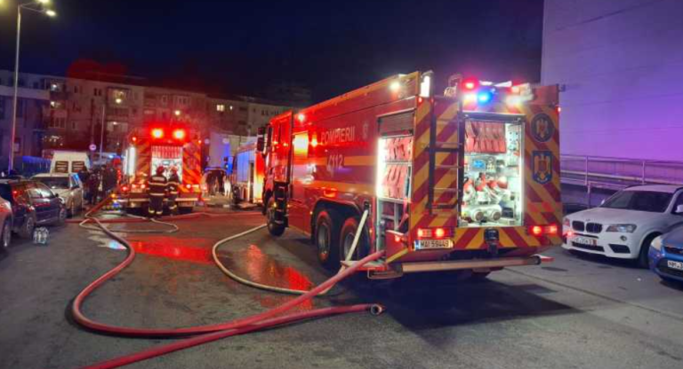 O femeie a decedat într-un incendiu într-un apartament din Bacău. Peste 100 de persoane au fost evacuate.