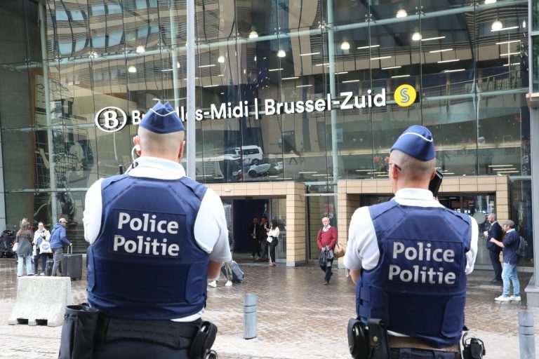 O gară dintr-un mare oraș european, evacuată după descoperirea a două pachete suspecte de către polițiști