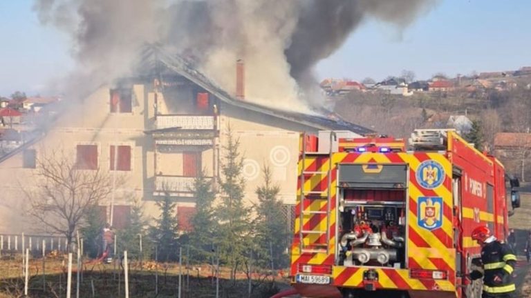O vilă din Bacău a fost prinsă de flăcări. Proprietara a suferit un atac de panică.
