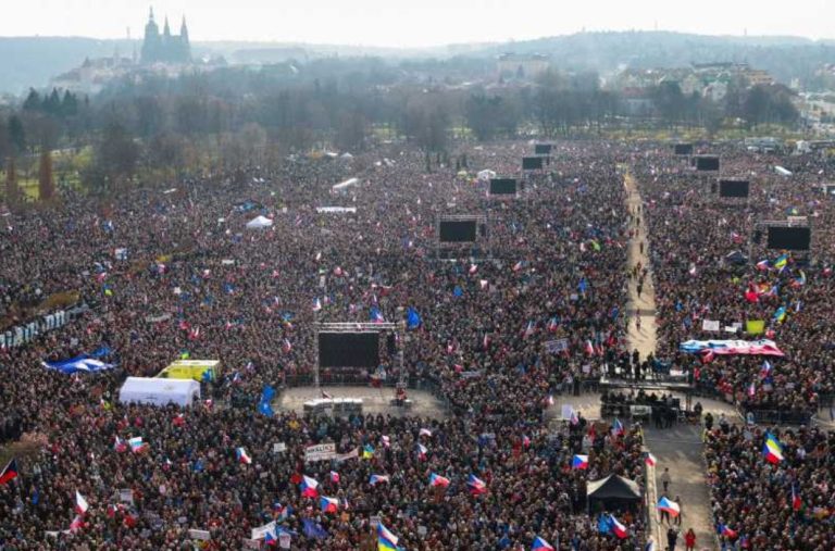 Peste 150.000 de oameni au protestat la Praga împotriva noului guvern populist din Cehia.