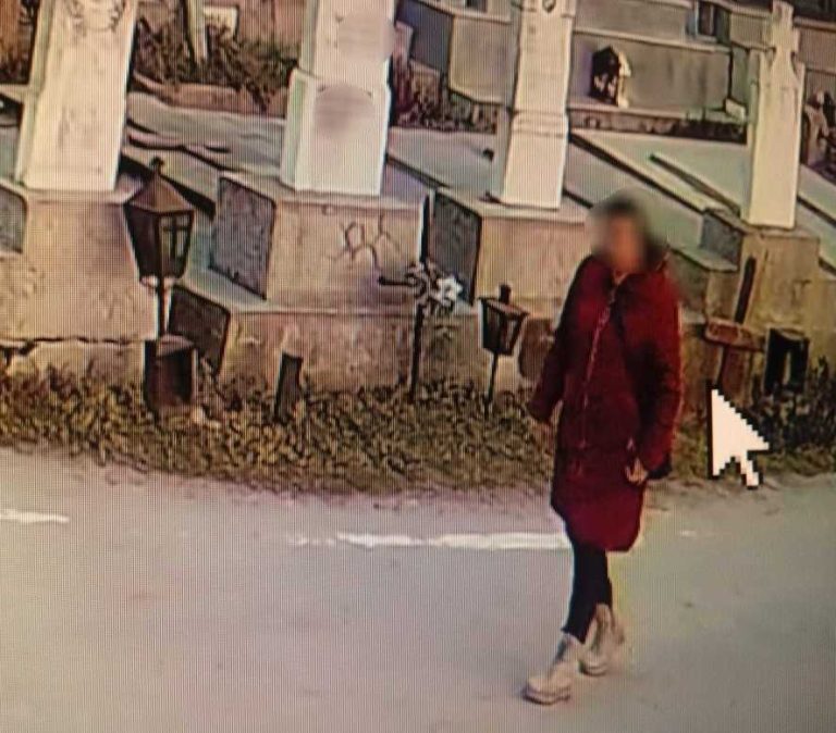 Polițiștii au descoperit că o femeie a vandalizat crucea de pe mormântul lui Ilie Balaci.