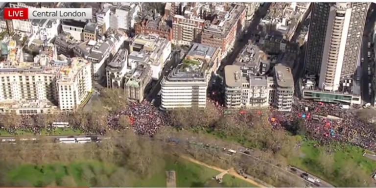 Protest de amploare la Londra împotriva extremei drepte. Organizatorii afirmă că au participat 500.000 de persoane.